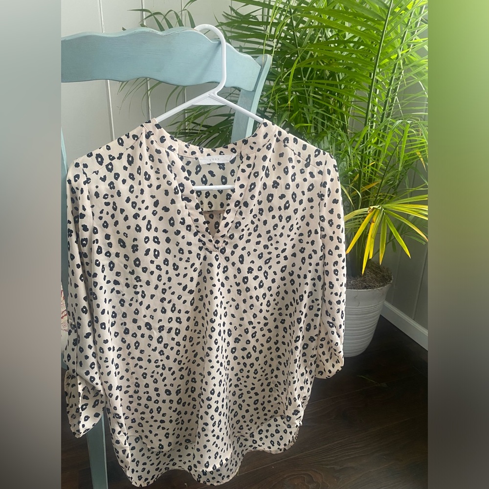 Lush Blouse medium Womens 3/4 Roll Tab Sleeve Cream Black Animal Print V Neck